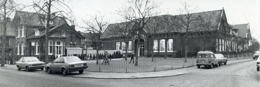 Links mijn geboortehuis, rechts de Huygensschool