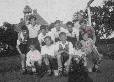 1937, Buurtelftal met drie broers van mijn vader
